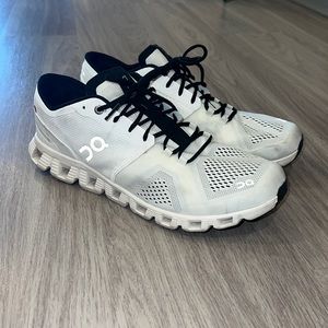 Men’s ON Cloud X shoes, size 11, black and white, great condition!! ⭐️